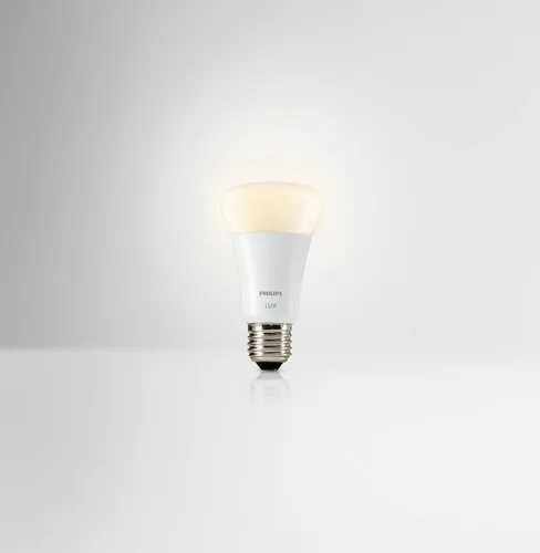 Vista 2 de Philips Hue Lux A19 Foco de luz LED inteligente equivalente a 60 vatios, regulable (compatible con Alexa, Apple HomeKit y Google Assistant).