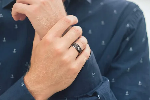 Vista 5 de THREE KEYS JEWELRY - Anillo de boda de tungsteno de 4 mm, 6 mm, 8 mm, con meteorito imitado, banda plateada pulida negro (8mm black)