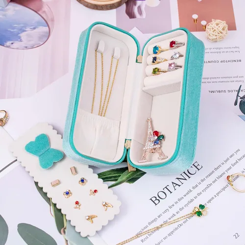 Vista 7 de SANQIANWAN Joyero de viaje de terciopelo de felpa para mujer, organizador de lujo y esponjoso, portátil, pequeño, mini rejilla, joyero para aretes