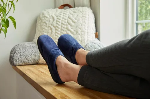 Vista 6 de Dearfoams Darcy - Pantuflas de velour de microfibra, tipo zueco con bordes acolchados, para mujer
