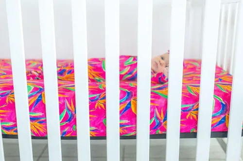Vista 2 de Bird of Paradise - Sábana bajera ajustable para cuna, hecha de viscosa de bambú y elastano, se adapta a colchones estándar para cuna y niños