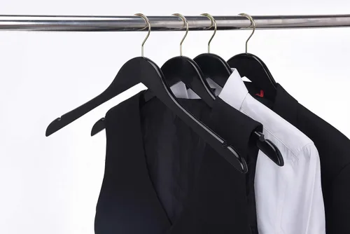 Vista 4 de Perchas de madera semicurvada negra de calidad, paquete de 10 perchas de madera maciza con acabado liso con gancho giratorio, chaqueta, pantalón