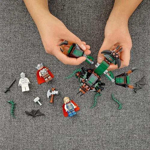 Vista 4 de LEGO Marvel Attack on New Asgard, Thor 76207 - Juguete para construir con martillo, Stormbreaker y monstruo, set de película de amor y trueno