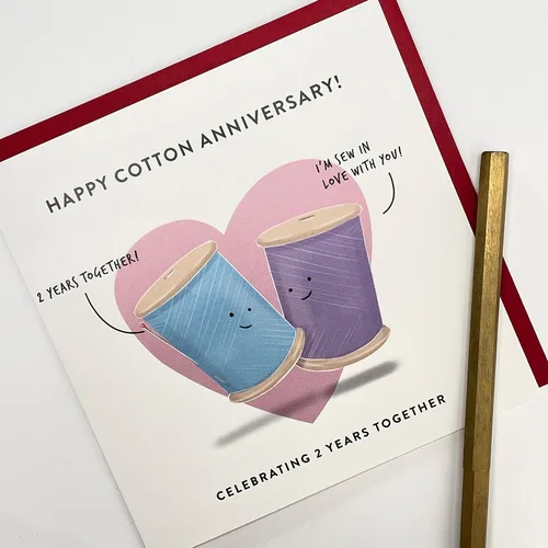 Vista 3 de Old English Co. Tarjeta de aniversario de boda para marido y esposa, bonita tarjeta de felicitación de aniversario de algodón, humor de broma