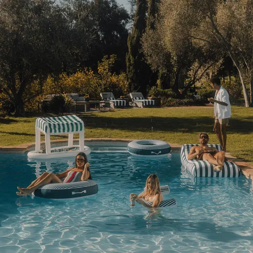 Vista 5 de FUNBOY Estación de bebidas flotante gigante con diseño de cabana de rayas verdes, con toldo de tela removible con flecos, perfecta para fiestas