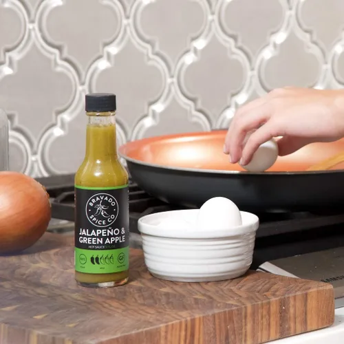 Vista 3 de Salsa picante de jalapeño y manzana verde de Bravado Spice Sin gluten, vegana, baja en carbohidratos, salsa picante paleo, botella de salsa picante