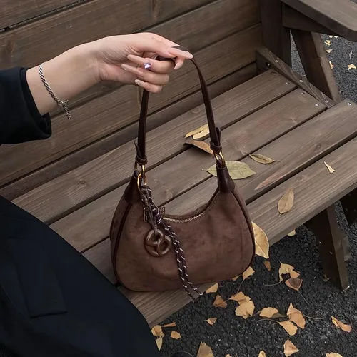 Vista 4 de Bolsos de hombro de gamuza Crescent para mujer, bolso vintage de ante marrón 2025
