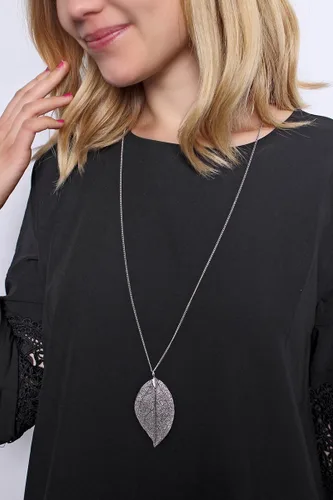 Vista 3 de RIAH FASHION - Delicado colgante de hoja bohemia Collar largo de filigrana botánica ligera, natural lisocristal con diamantes de imitación cúbicos