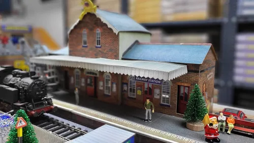 Vista 5 de The CityBuilder Kit de fabricación de modelos de cartón para estación de ferrocarril - O Scale Model Railroad Building