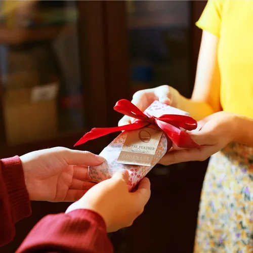 Vista 5 de Toirxarn Marcapáginas de hojas de metal con dije de mariposa, relleno de calcetín de Navidad para mujeres y profesores, bonito regalo pequeño