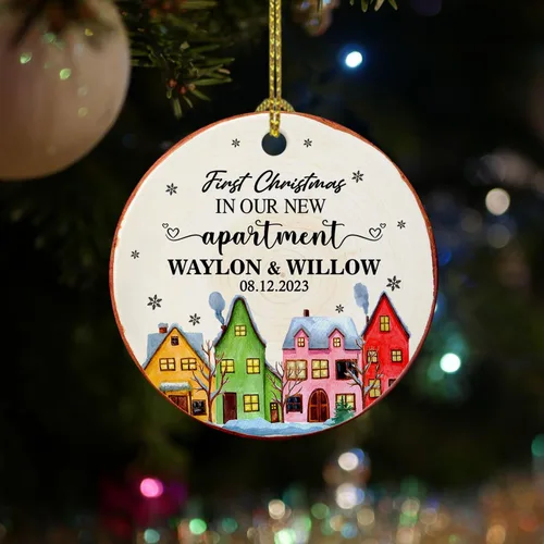 Vista 4 de Adorno de cerámica personalizado para la primera Navidad en nuestro nuevo apartamento, nombres personalizados de Mr Mrs in New Apartamento Christmas