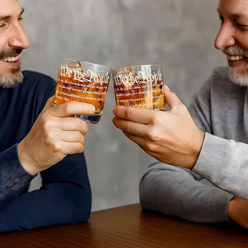 Vista 5 de Set de decantador de whisky para hombres, juego de decantador We The People con vasos, decantador grabado con bandera americana para regalos