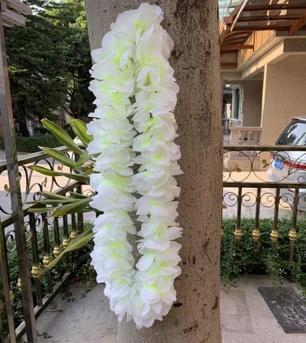 Vista 3 de Yansanido 4 piezas de leis hawaianos blancos con hojas verdes para fiesta de graduación, fiesta de baile, accesorio de fotos al aire libre (blanco)
