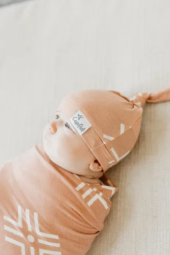 Vista 9 de Copper Pearl Gorro de bebé con nudo superior elástico suave Mesa