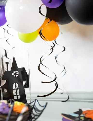 Vista 2 de Decoraciones de remolinos de plástico para colgar, empaque de 8 unidades, de la marca Unique, 26", Negro