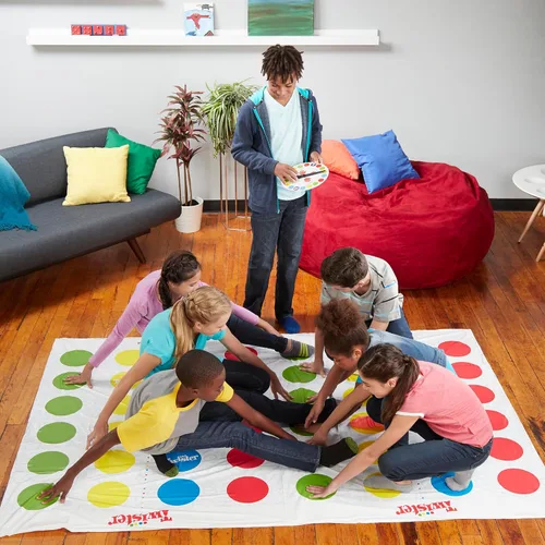 Vista 9 de Hasbro Gaming Twister Ultimate: Tapete más grande, más puntos de colores, juego familiar de fiesta para niños de 6+ años; compatible con Alexa