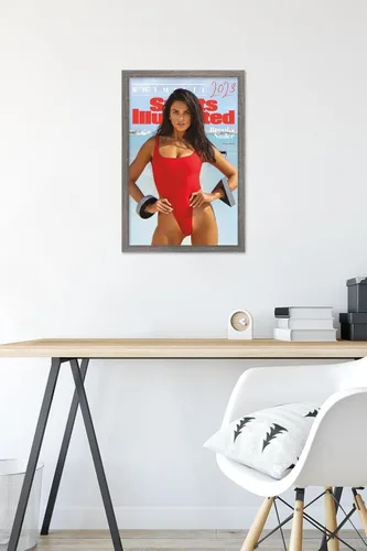 Vista 6 de Trends International Sports Illustrated: Swimsuit Edition - Books Nader Cover 23 Póster de pared, 22.4 pulgadas de largo x 14.7 W, versión enmarcada