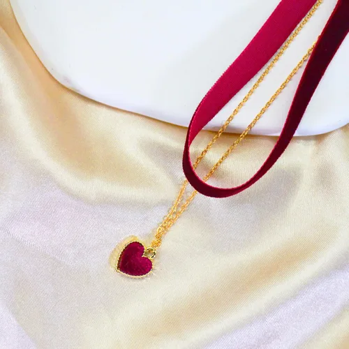 Vista 7 de MOMOCAT - Collar de corazón ajustable rojo gargantilla clásica para mujeres y niñas, gargantilla de terciopelo