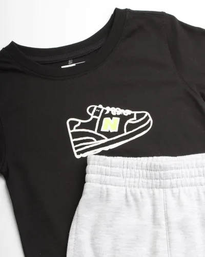 Vista 2 de New Balance Conjunto de pantalones deportivos para niños, 2 piezas, camiseta de manga corta y pantalones deportivos para correr, ropa de juego