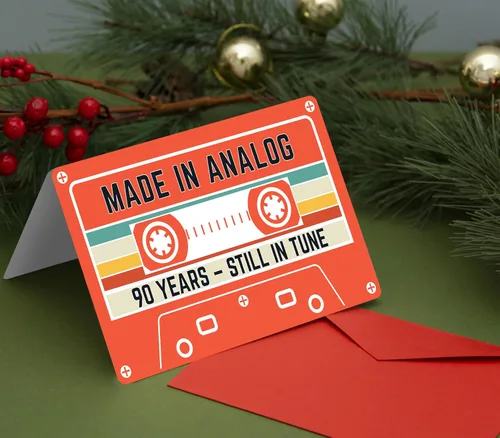 Vista 3 de Tarjeta de cumpleaños 90 – Diseño retro de cinta de casete – Hecho en analógico, todavía en sintonía – Regalos de 90 años para él o ella – Tarjeta