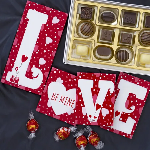 Vista 4 de Bloques de amor de madera roja – Día de San Valentín romántico corazón letras de madera Bloque decorativo con corazones para estante de mantel sobre