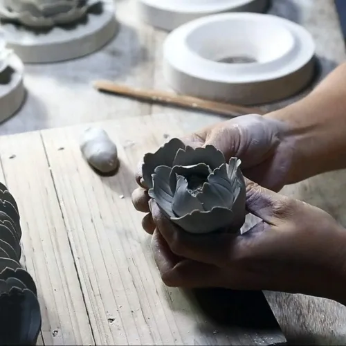 Vista 4 de Insiswiner Flores de cerámica hechas a mano 3D decoración colgante de pared rosa 7