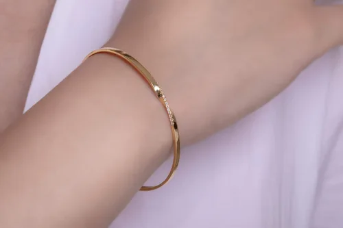 Vista 7 de Brazalete Mobius de oro macizo en 9K, 14K y 18K, pulsera Mobius de diamantes para mujer, pulsera de diamantes atemporal, brazalete de oro hecho a