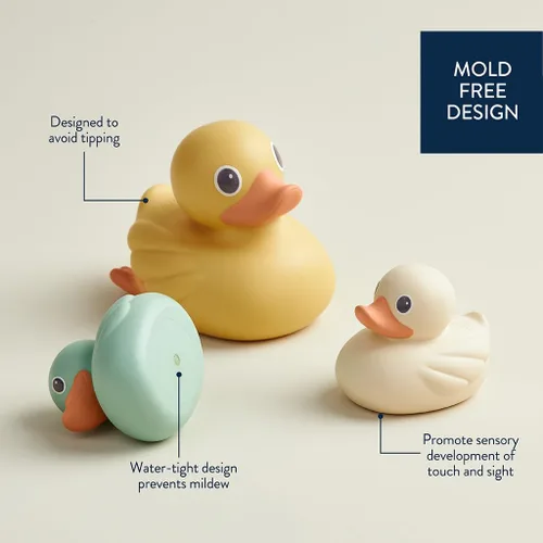Vista 4 de Itzy Ritzy Ducky Family - Juego de juguetes flotantes de baño de 3 piezas con diseño hermético; patos suaves y exprimibles diseñados para edades