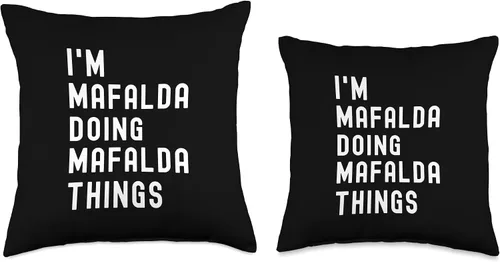 Vista 3 de Almohada con texto en inglés "I'm Mafalda Doing Mafalda Things