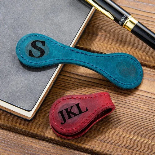 Vista 6 de Marcapáginas con inicial personalizable, regalo para ella, con monograma de letras personalizadas, de cuero, para amantes de los libros, lindo