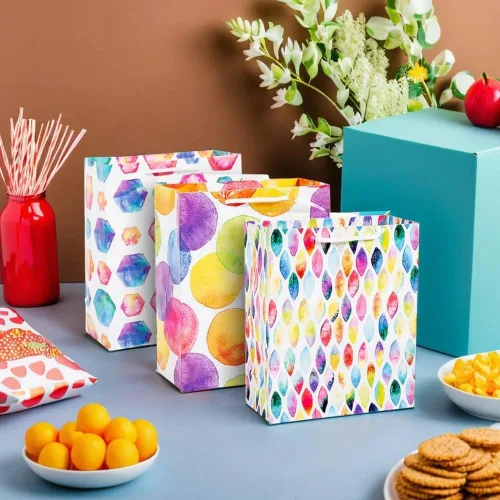 Vista 6 de Fun Expess Bolsas de regalo de papel impreso multicolor medianas de 7 1/4 "x 9", 12 piezas