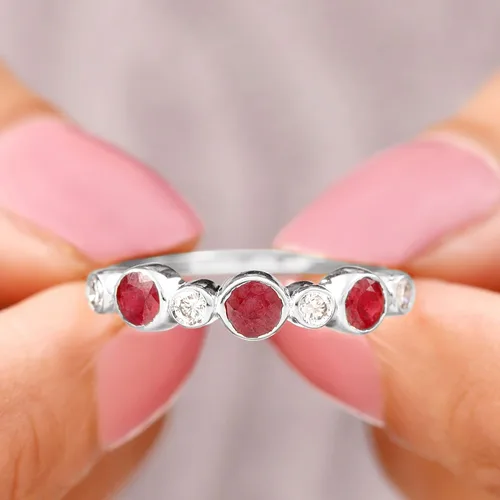 Vista 2 de Piedra natal de julio, juego de bisel certificado Ruby Alternate Half Eternity Band con moissanita