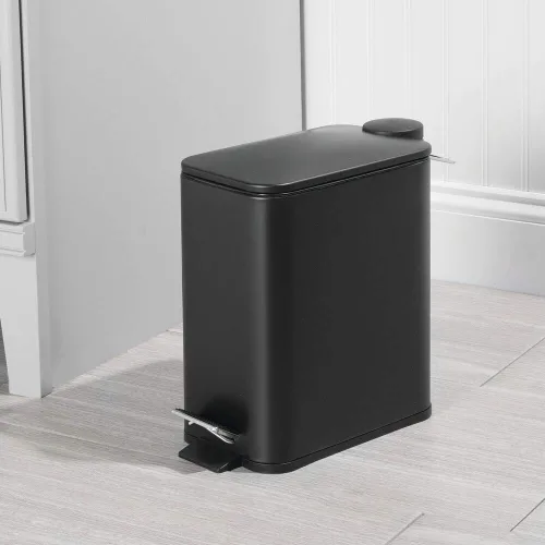 Vista 2 de mDesign Cubo de basura rectangular de metal delgado de 1.3 galones con pedal de pie, tapa de cierre fácil, papelera estrecha, contenedor de basura