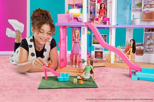 Vista 2 de Barbie DreamHouse versión 2,021 – Casa de muñecas grande (3.75 pies/1.14 m) con piscina, tobogán, ascensor, luces y sonidos, y accesorios para casa