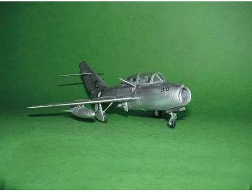 Vista 2 de Trumpeter Mikoyan-Gurevich MiG-15 Kit de modelo enano UTI