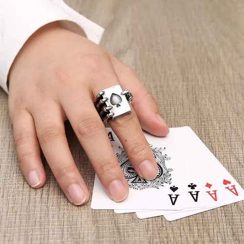 Vista 3 de HZMAN Anillo de acero inoxidable para hombres y mujeres, diseño de calavera gótica con garra de mano, cartas de juego Ace of Spades, para regalo