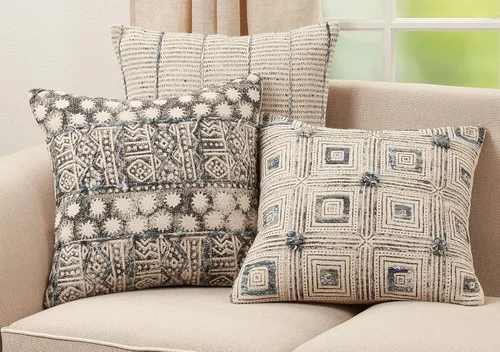 Vista 3 de SARO LIFESTYLE Faye Collection - Almohada bordada a rayas con relleno de plumón, 20 pulgadas, color azul