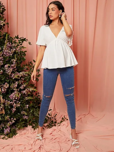 Vista 3 de OYOANGLE Blusa de maternidad con cuello en V profundo, manga corta, dobladillo con volantes, peplum