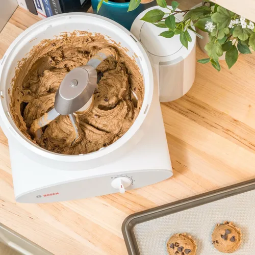 Vista 7 de Bosch Universal Plus- Batidora de pie con paquete de accesorios NutriMill Baker's Pack que incluye raspador de tazón, paletas para galletas