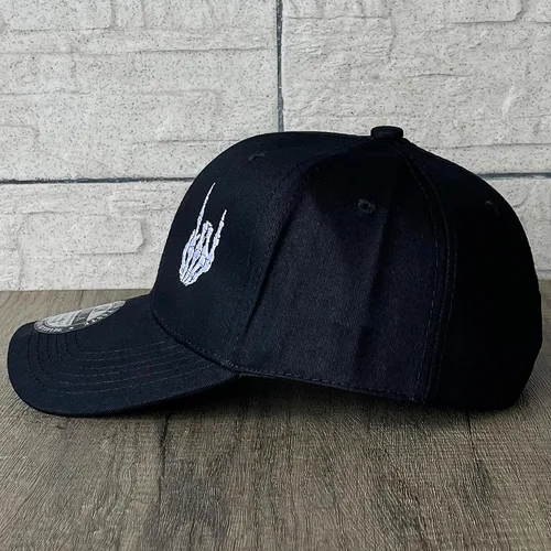 Vista 3 de Gorra de béisbol bordada con mano de esqueleto con dedo, divertidos sombreros negros lisos para papá para hombres y mujeres
