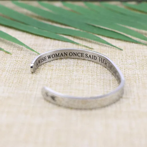 Vista 2 de JoycuFF - Pulseras de acero inoxidable para mujer, con frase inspiradoramantra (en inglés) oculta, un regalo para mostrarle tu apoyo a tus amigas