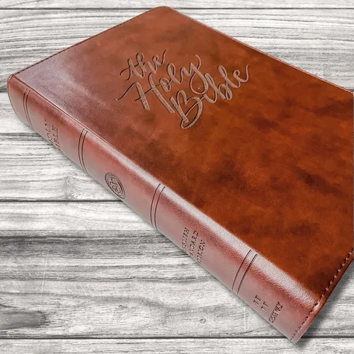 Vista 3 de Biblia ESV con letras a mano y grabadas con láser, letra roja, cubierta marrón, incluye opción para añadir nombre grabado, regalo personalizado