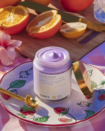 Vista 6 de Truly Glazed Donut After Shave Glow Cream Ultra hidratante para una piel suave y regordeta después del afeitado para uso diario