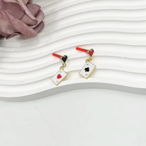 Vista 5 de Aretes de reina de corazón, aretes colgantes de reloj de póquer con corazón rojo para mujer, aretes largos asimétricos de póquer, aretes colgantes