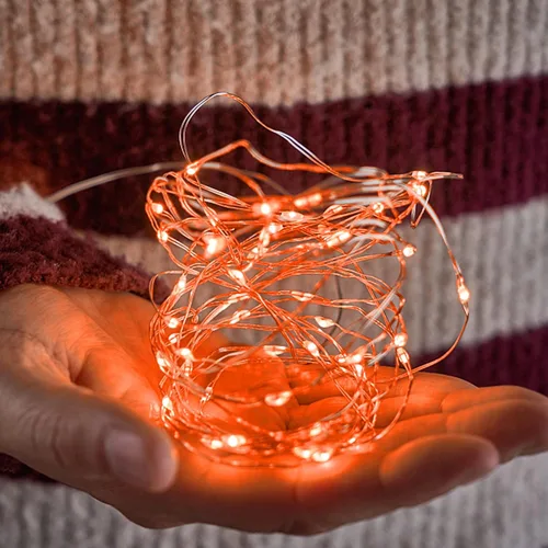 Vista 6 de Twinkle Star - Tira de luces de 33 pies con 100 LED y con cable plateado, funciona con pilas, decoración para las fiestas, Navidad, Halloween, bodas