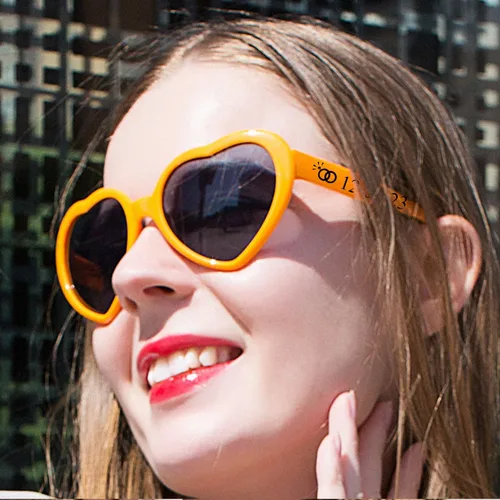 Vista 6 de DFDG Gafas de sol personalizadas en forma de corazón a granel personalizadas para boda, cumpleaños, Navidad, despedida de soltera regalos