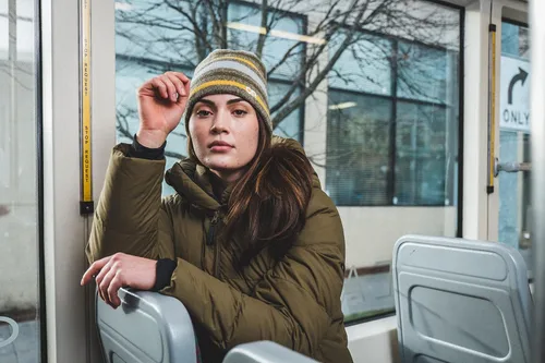 Vista 4 de Outdoor Research Parka de plumón Coze para mujer - Chaqueta con capucha, extra larga de plumón de ganso