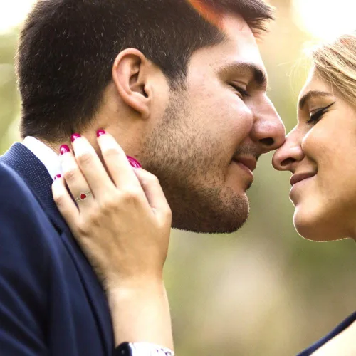 Vista 5 de Clara Pucci Anillo de compromiso de rubí rojo simulado con halo solitario de corte en corazón de 1.69 quilates, oro amarillo de 14 k
