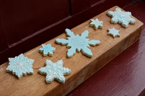 Vista 2 de R&M International Cortadores de galletas de copo de nieve, varios tamaños, juego de 7 piezas, azul
