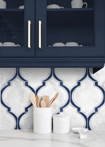 Vista 4 de NextWall Papel tapiz de vinilo y pelado de imitación de Ogee mármol (azul real y carrara)